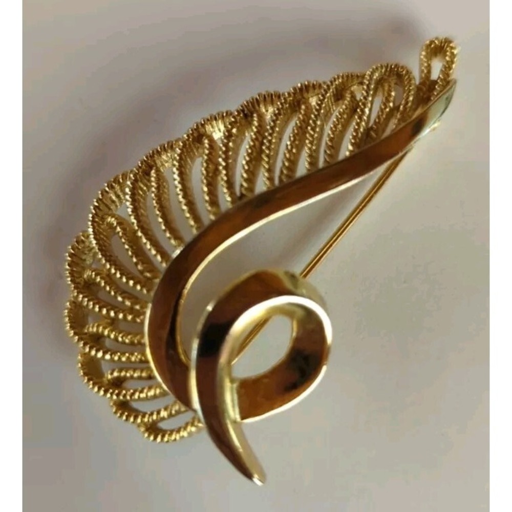 Vintage Mid Century TRIFARI Pin Brooch in Gold Tone